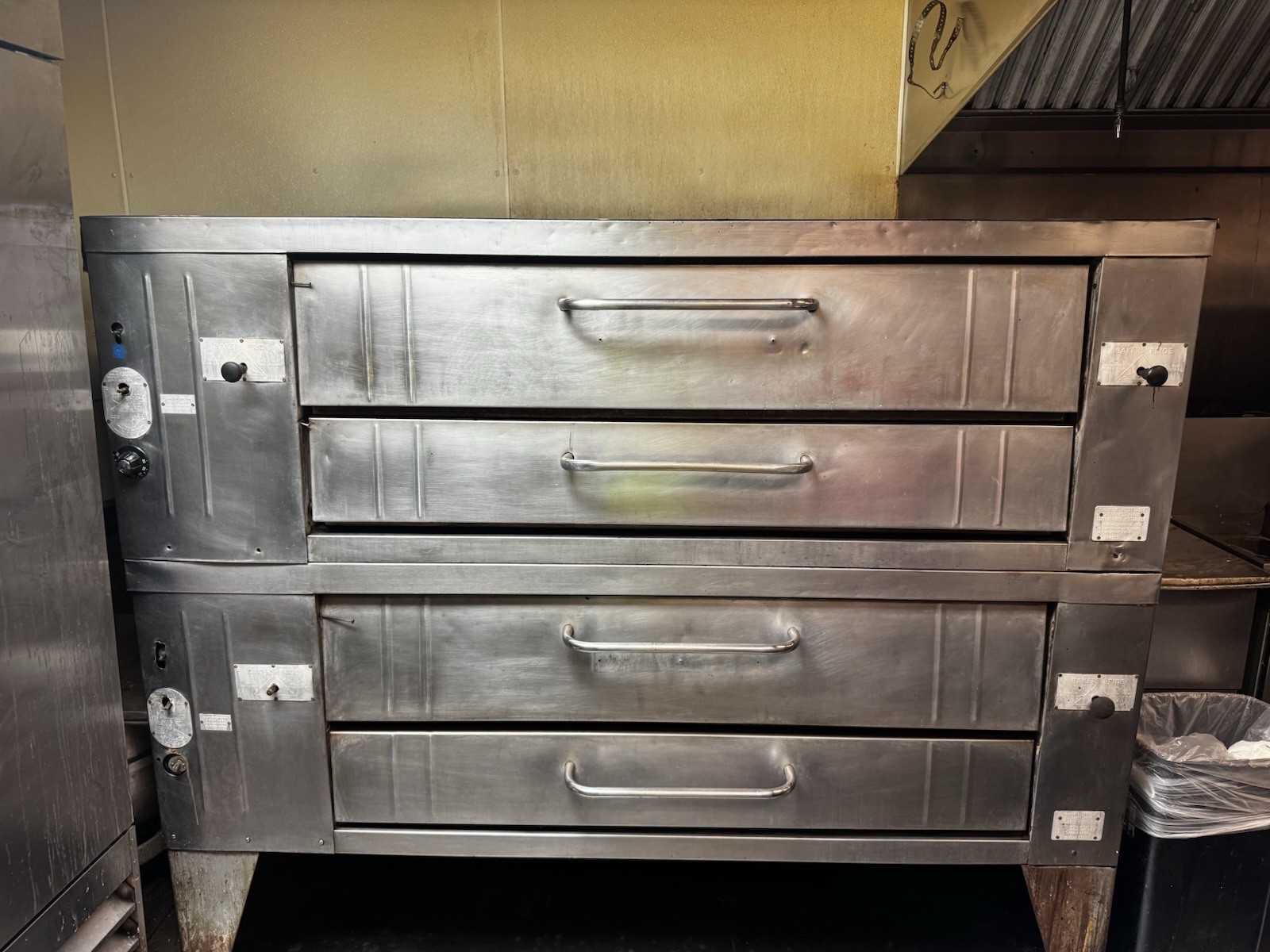 Bakers Pride Y600 Double Stacked Pizza Ovens