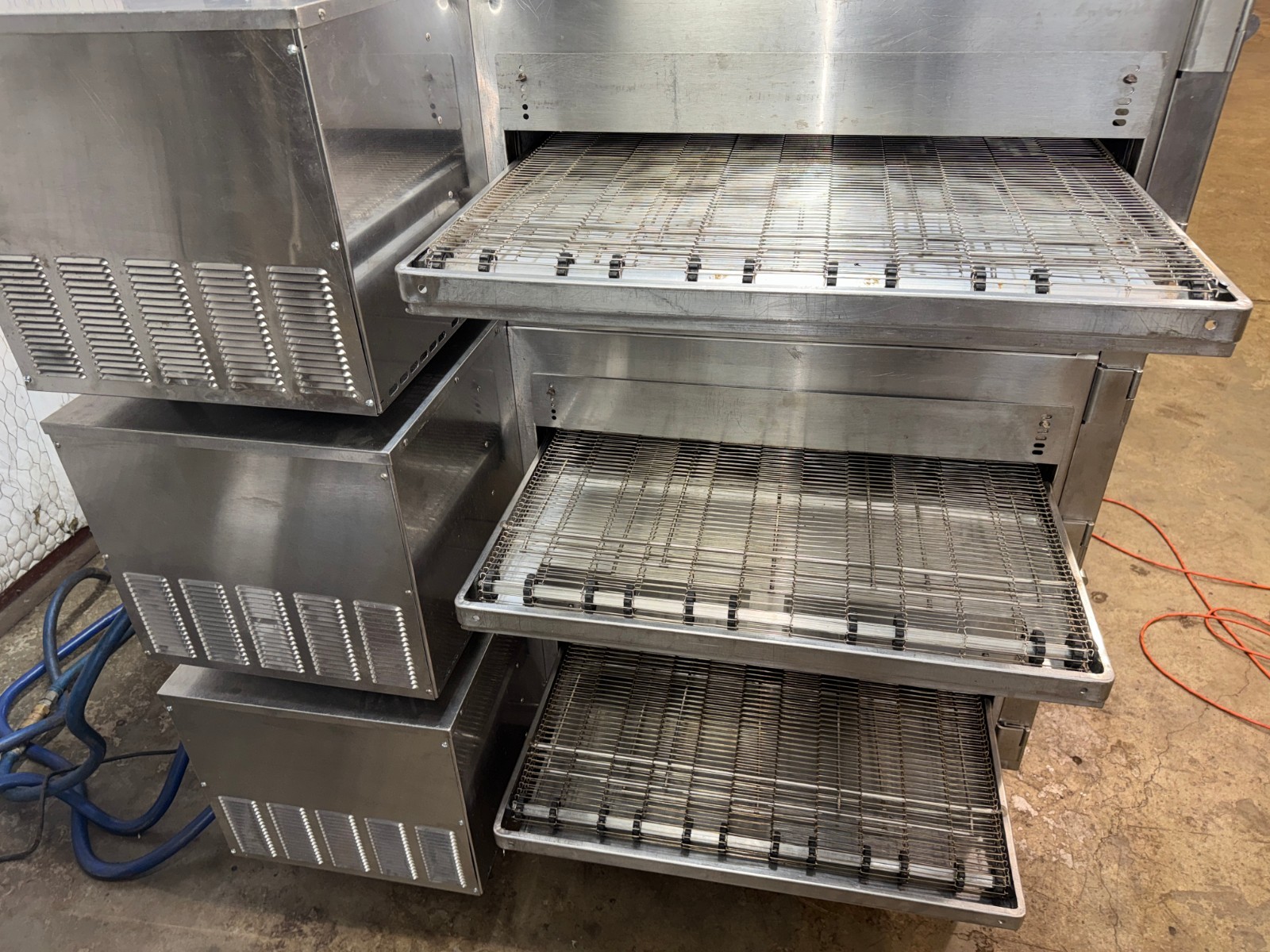 Lincoln Impinger 1600 gas Triple Stack Conveyor Pizza Ovens ..Video