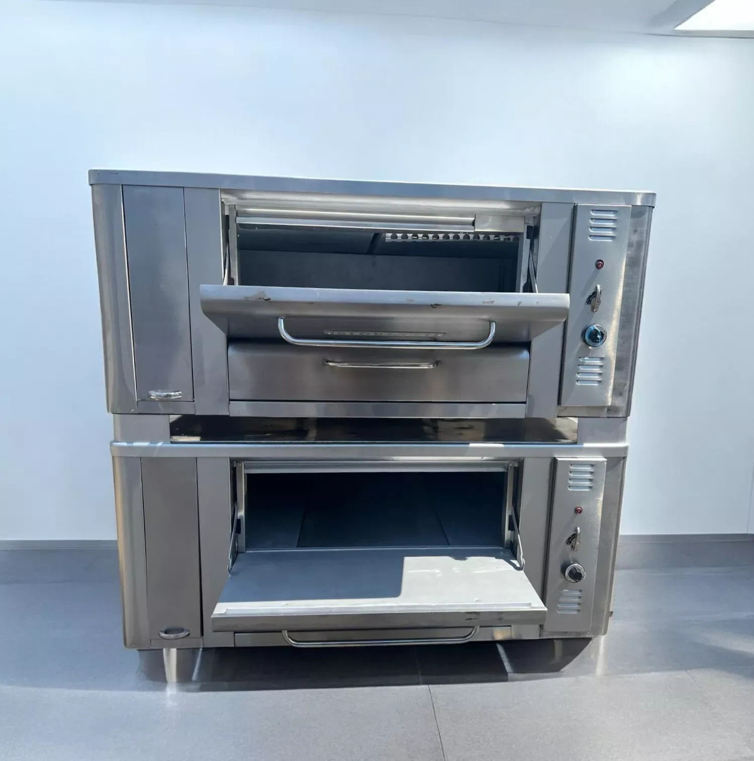 Blodgett 1000 Double Deck Pizza Oven – Gas or Propane – Heavy Duty – Refurbished