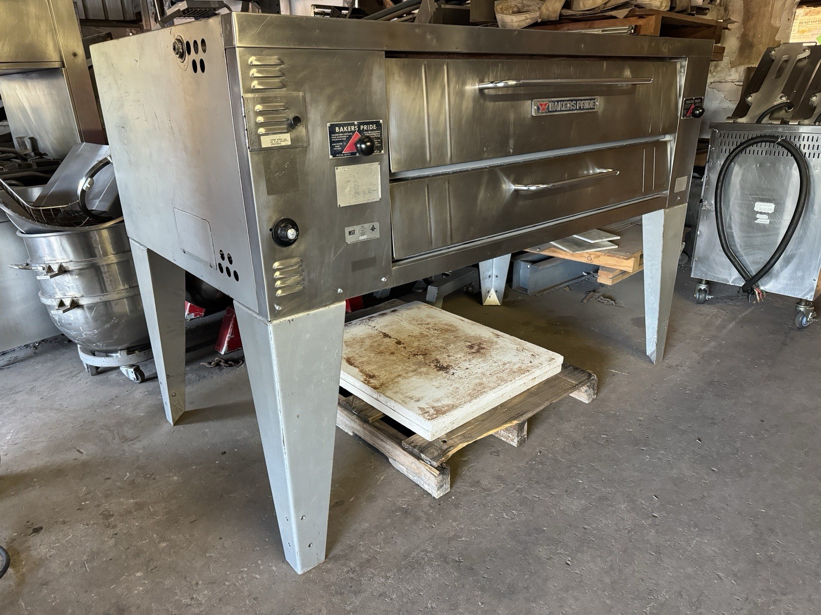 Bakers Pride Y-600 Super Deck Y Series Natural Gas Single Deck Pizza Oven 78″
