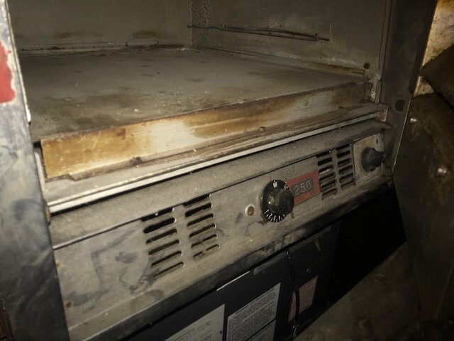 ATTENTION! PRICE REDUCED! BAKERS PRIDE PIZZA OVEN – NO FRONT DOOR INCLUDED