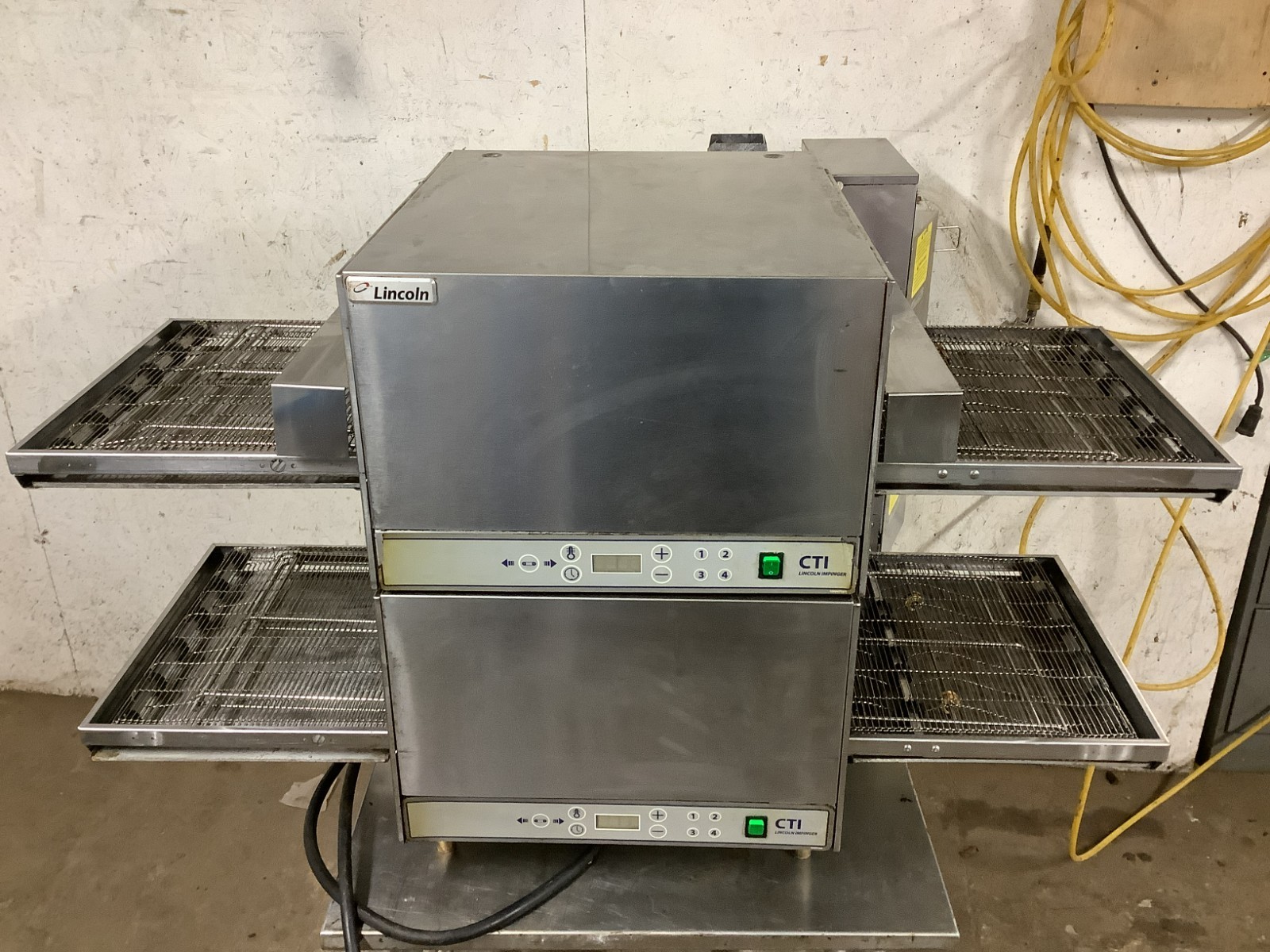 Conveyor Oven Lincoln 2501 SINGLE PHASE 208V 16″ wide belt Tested