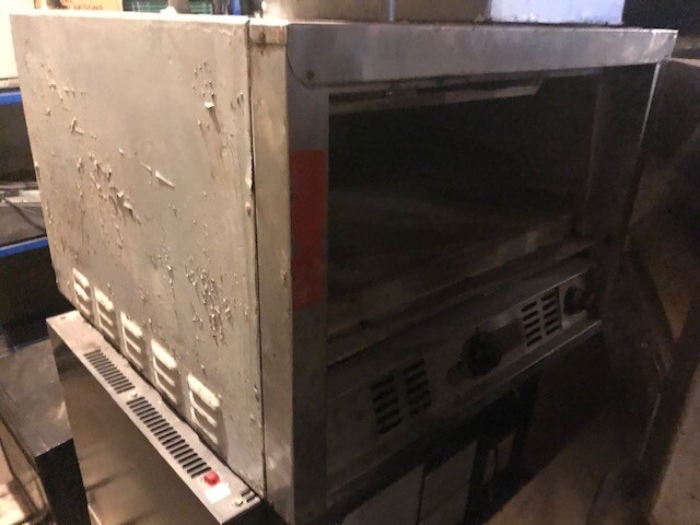 ATTENTION! PRICE REDUCED! BAKERS PRIDE PIZZA OVEN – NO FRONT DOOR INCLUDED