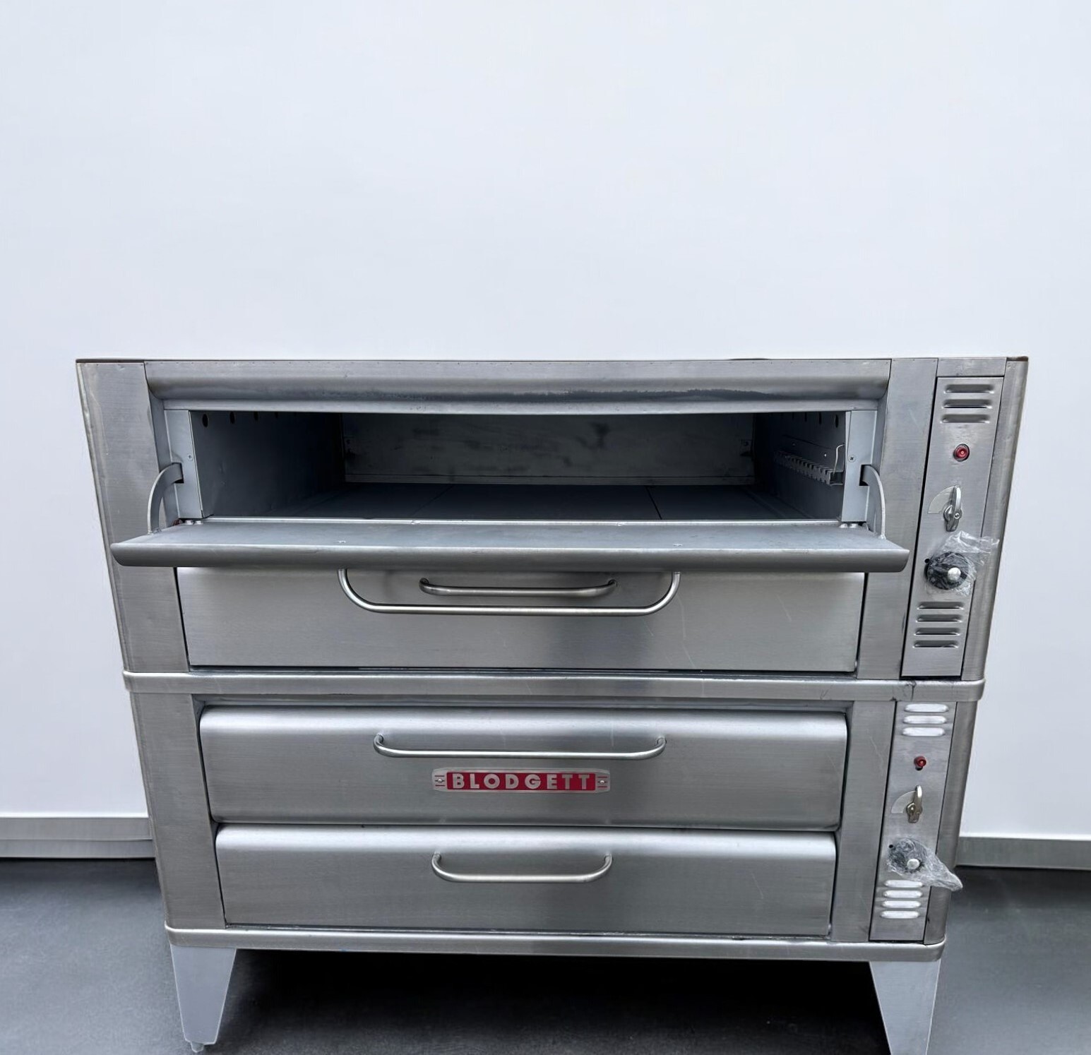 Pre-Owned Blodgett 961 Pizza oven double deck- Natural or Propane Gas