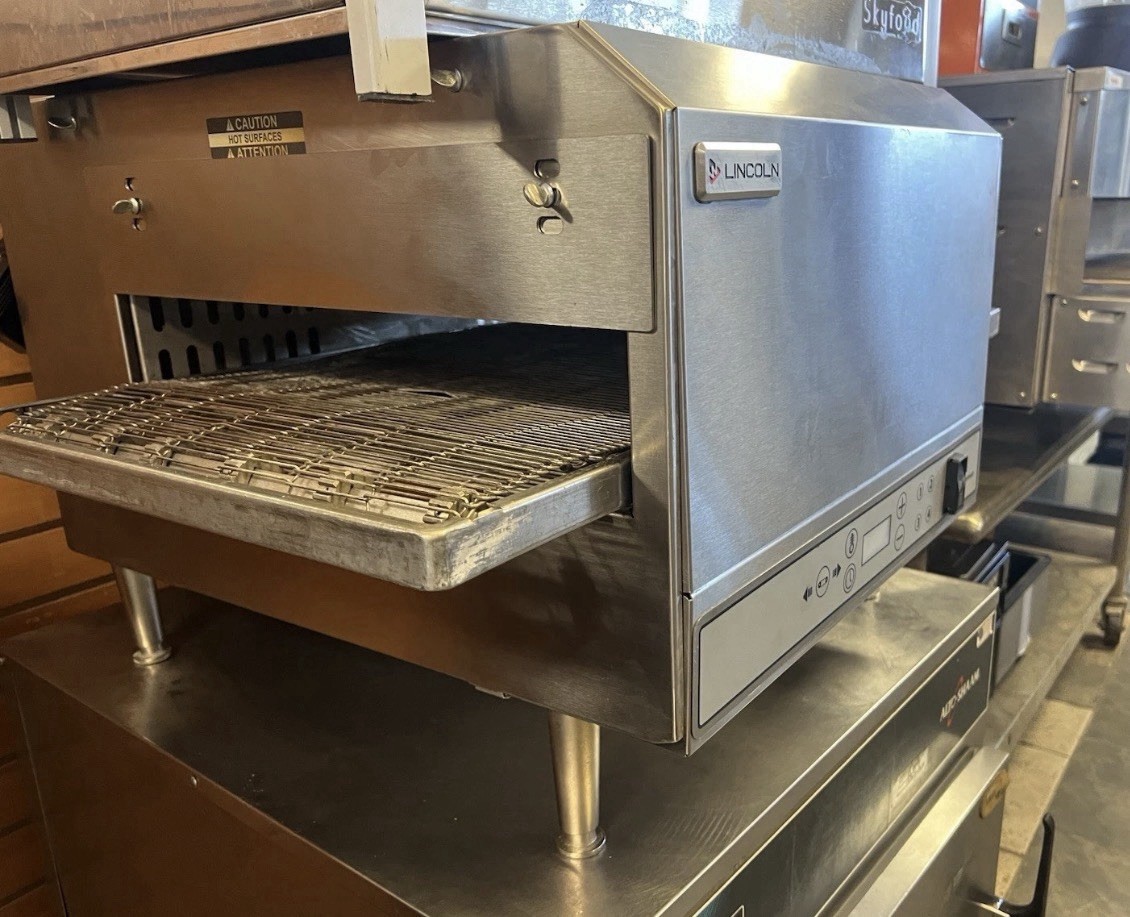 Lincoln V2500 31″ Electric Countertop Ventless Impinger Conveyor Oven 208-240V
