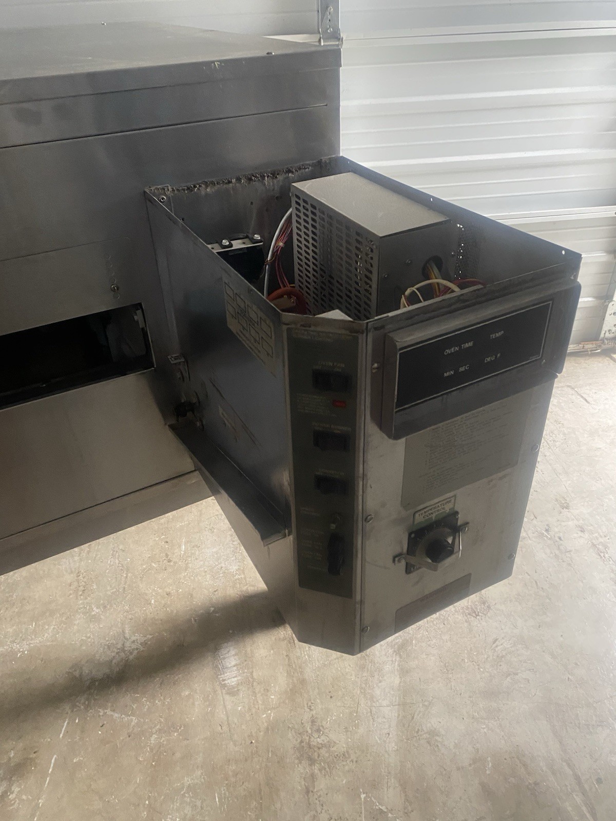 LINCOLN IMPINGER SINGLE GAS PIZZA OVEN-MODEL 1040 (NAT GAS) MISING PARTS