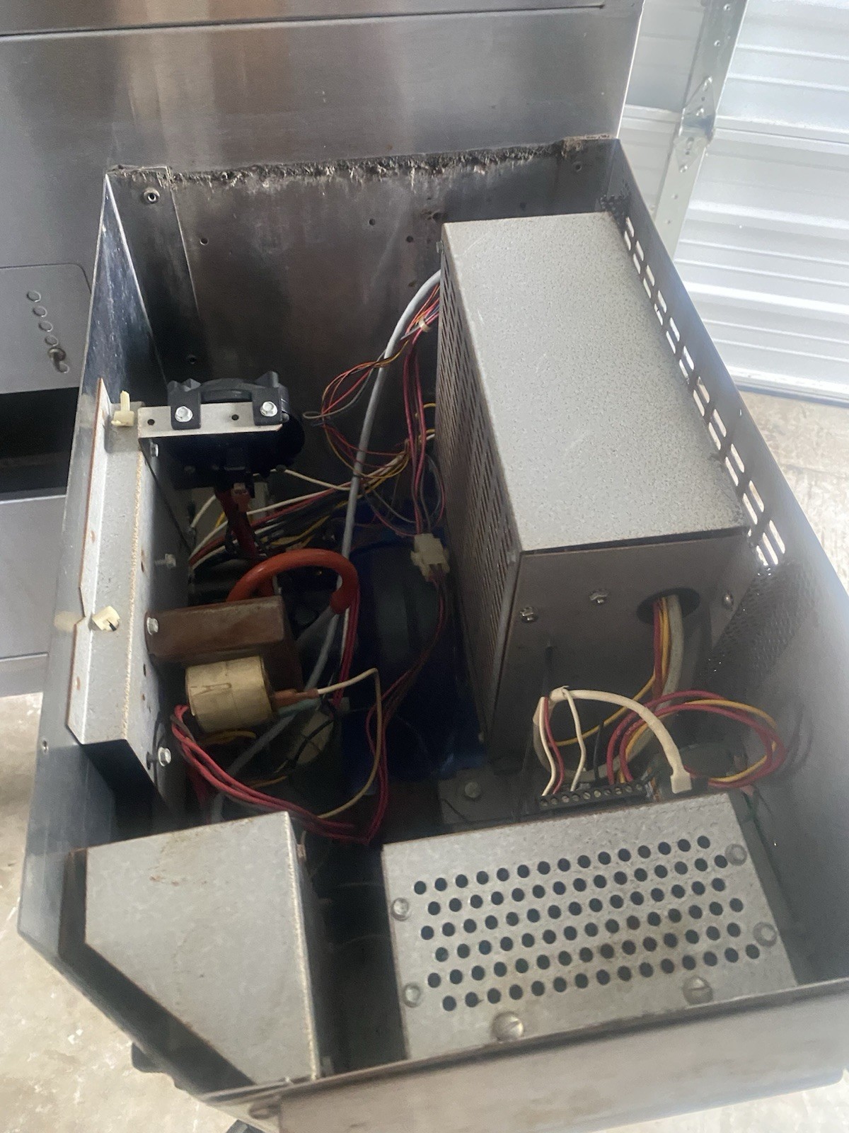 LINCOLN IMPINGER SINGLE GAS PIZZA OVEN-MODEL 1040 (NAT GAS) MISING PARTS