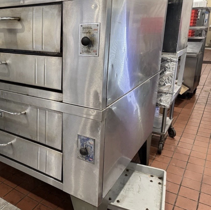 BAKERS PRIDE Y602 DOUBLE DECK GAS PIZZA OVEN W/BRICKS NICE WORKING SHAPE!