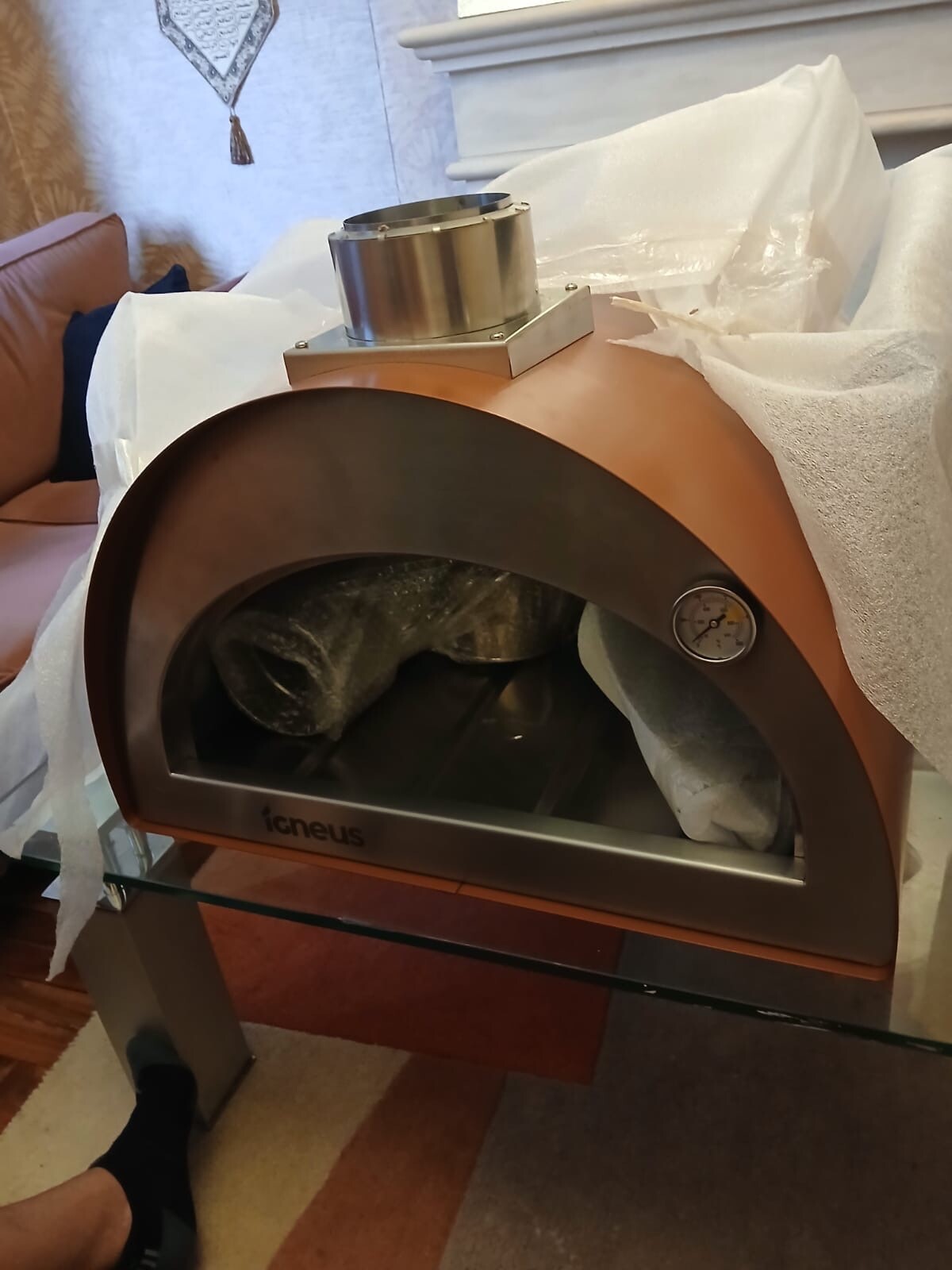 Pizzo is a classic wood-fired pizza oven. It is ideal for home use because of it