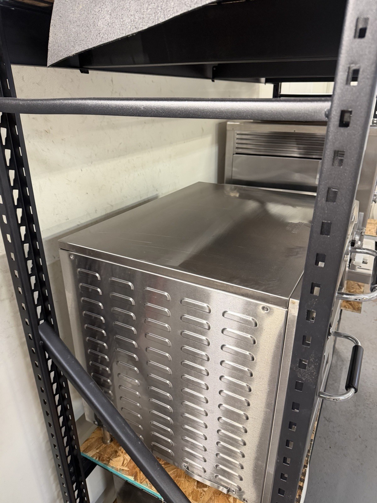 Waring WPO750 Double Deck Countertop Pizza Oven w/ 2 Independent Chambers – 240V