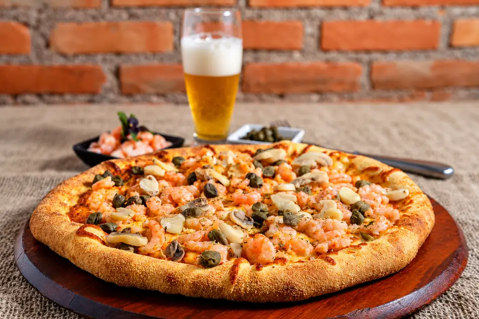Pizza de camarão servida na O Forno, nos Ingleses