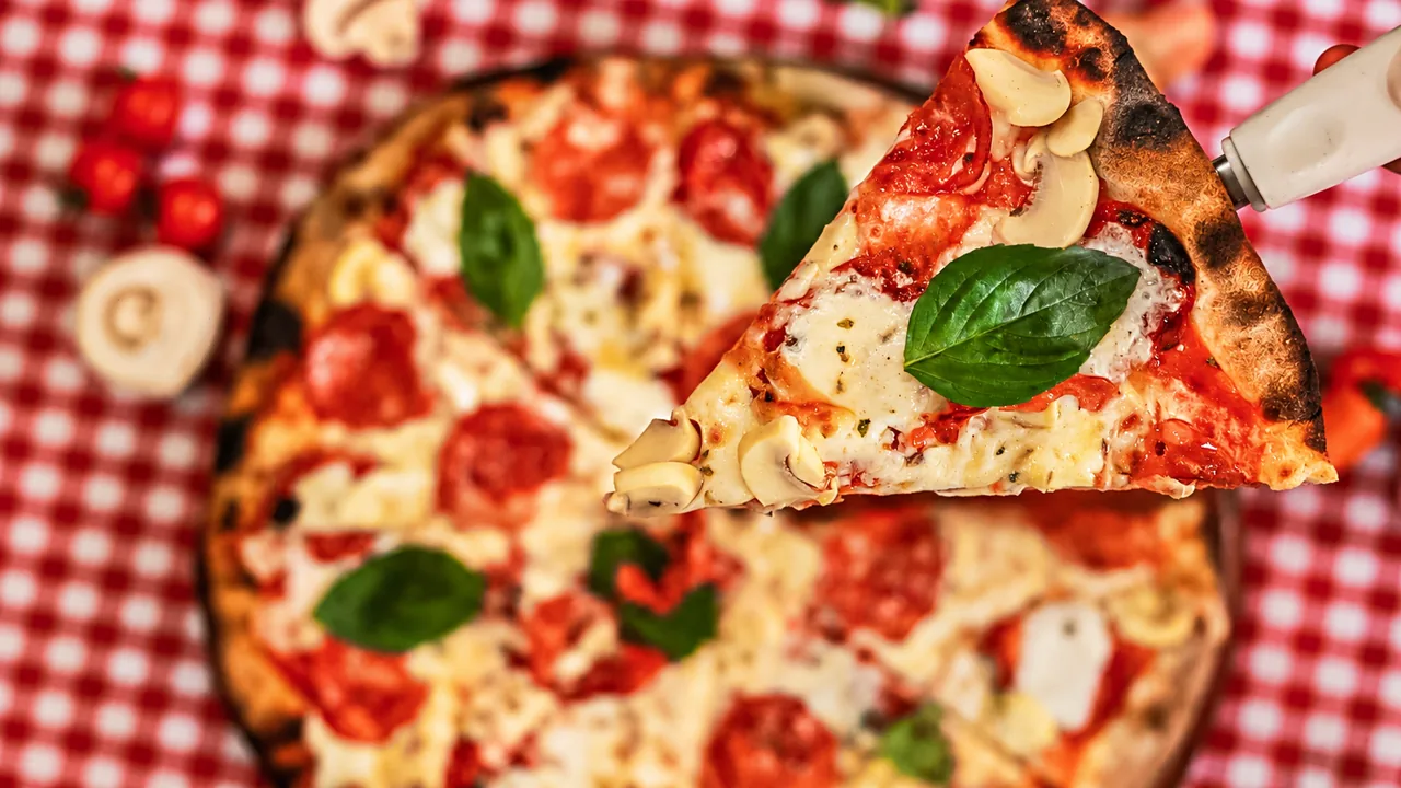 Fatia de pizza com tomate e manjericão da O Forno